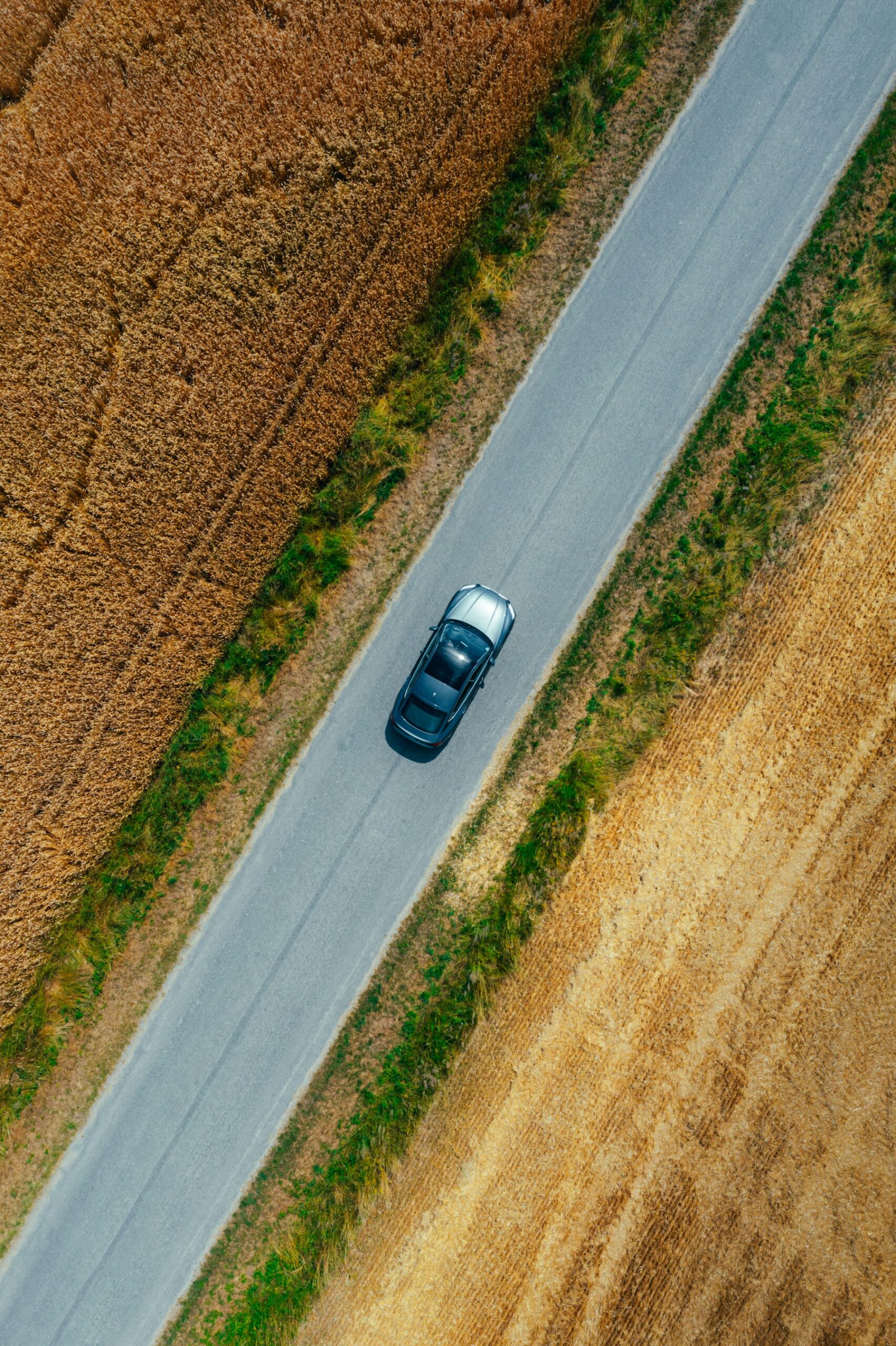 Samochód na wiejskiej drodze widziany z lotu ptaka