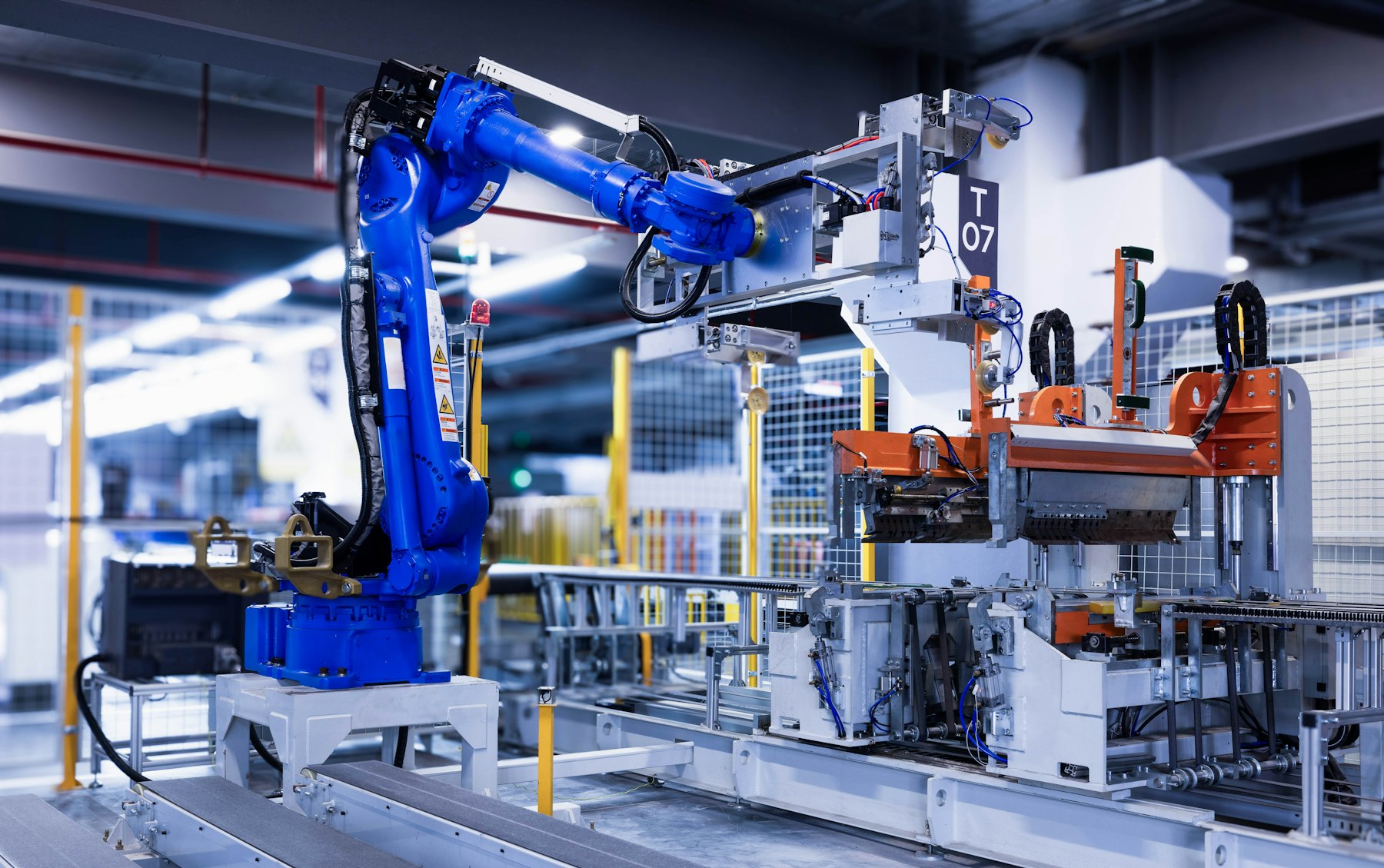 Roboty przemysłowe na linii produkcyjnej