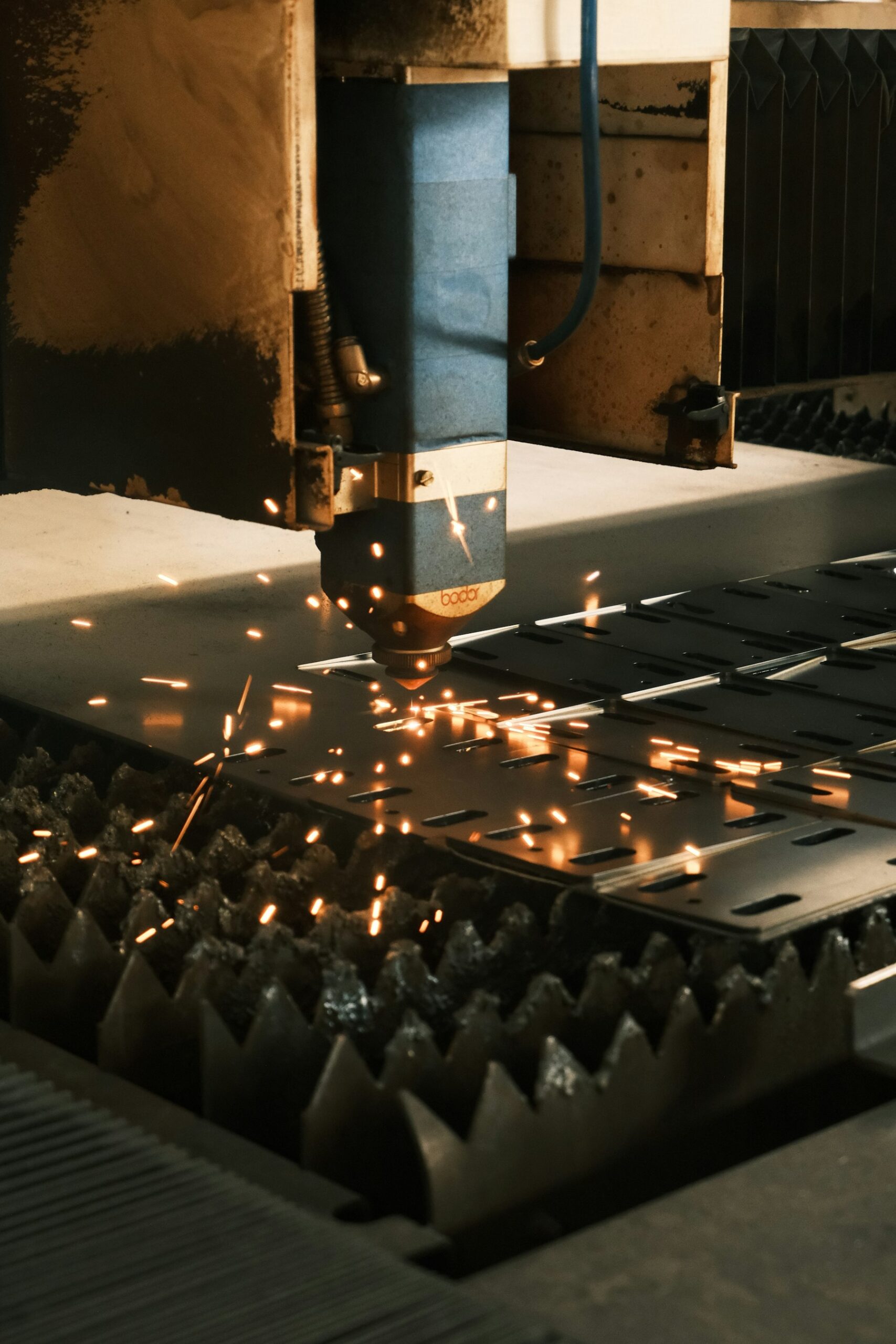 Maszyna tnąca metal w zakładzie produkcyjnym
